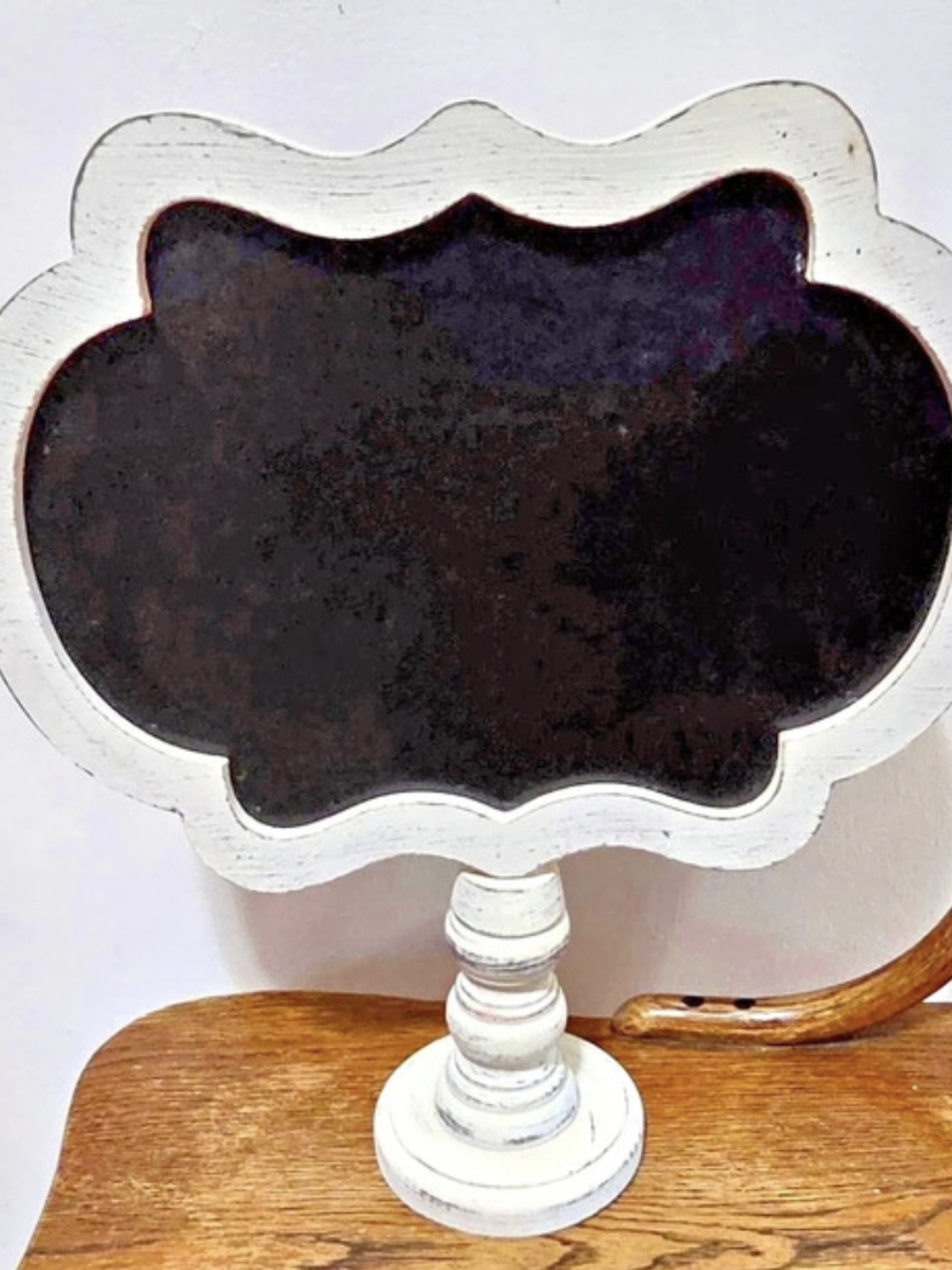 Scalloped Chalkboard Sign Black & White